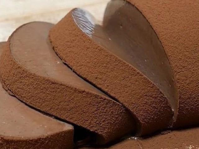 Такой вкуснятины вы точно ещё не пробовали! Нежнейший, кремовый, тающий во рту десерт. Он очень вкусный, в меру сладкий, а ещё очень-очень шоколадный!