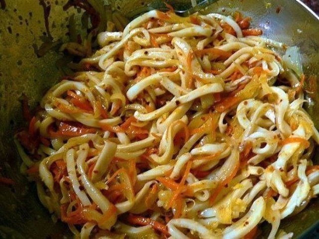 Теплый салат "Оранжевый кальмар" — вкуснятина невероятная! Приготовь, не пожалеешь!