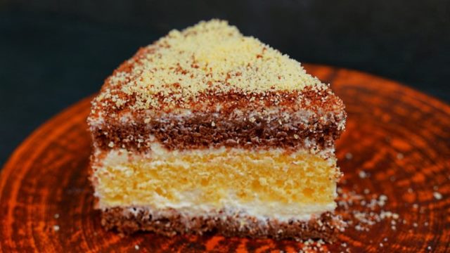 Торт «Сметанник» – самый простой и очень вкусный домашний торт.