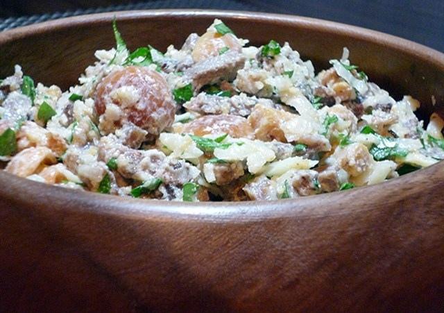 Великолепный салат с языком, орехами и сыром
