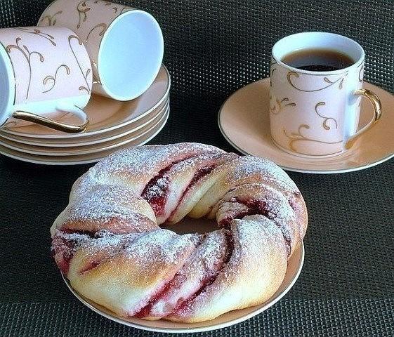 Веночки с клюквенной начинкой очень вкусные и привлекательные.