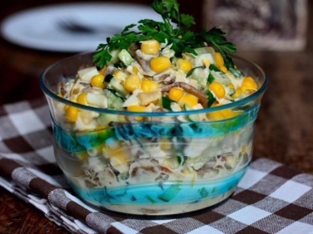 Вкусный и довольно сытный салат «Зодиак» можно приготовить к любому празднику в любое время года.
