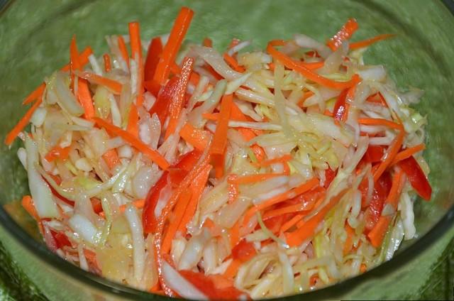 Вкусный маринованный салат - отличная закуска на все случаи жизни.
