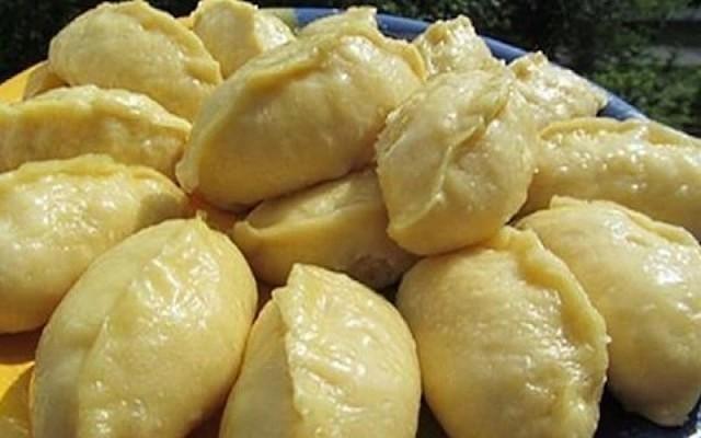 Воздушное податливое тесто для вареников просто покорил наши желудки! Мягкое и нежное, а в готовке не приносит лишней возни!