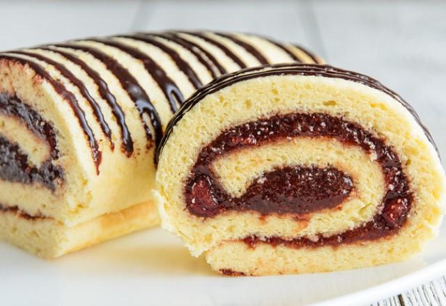 Воздушный бисквитный рулет с джемом — простой и вкусный десерт.