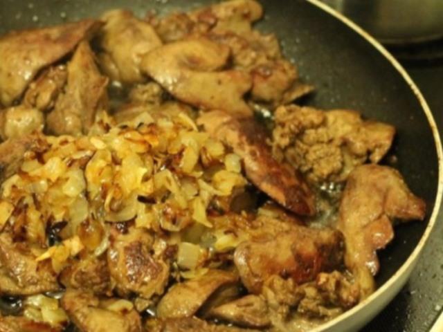 Всегда вкусно – нежная куриная печень в сладком соусе чили.