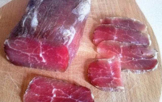 Залей мясо водочкой, а еще лучше — коньяком, и посмотри, что произойдет через 3 дня.