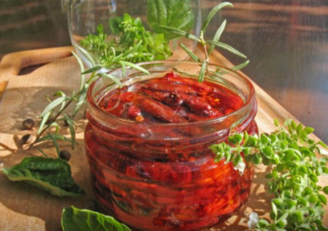 Замечательные вяленые помидоры - вкус просто непередаваемый, а какой у них восхитительный аромат! Словами этого не  передать!
