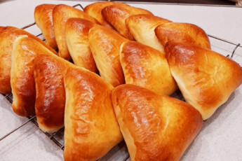 vkusnye-pirozhki-treugolniki-s-tvorozhnoy-nachinkoy